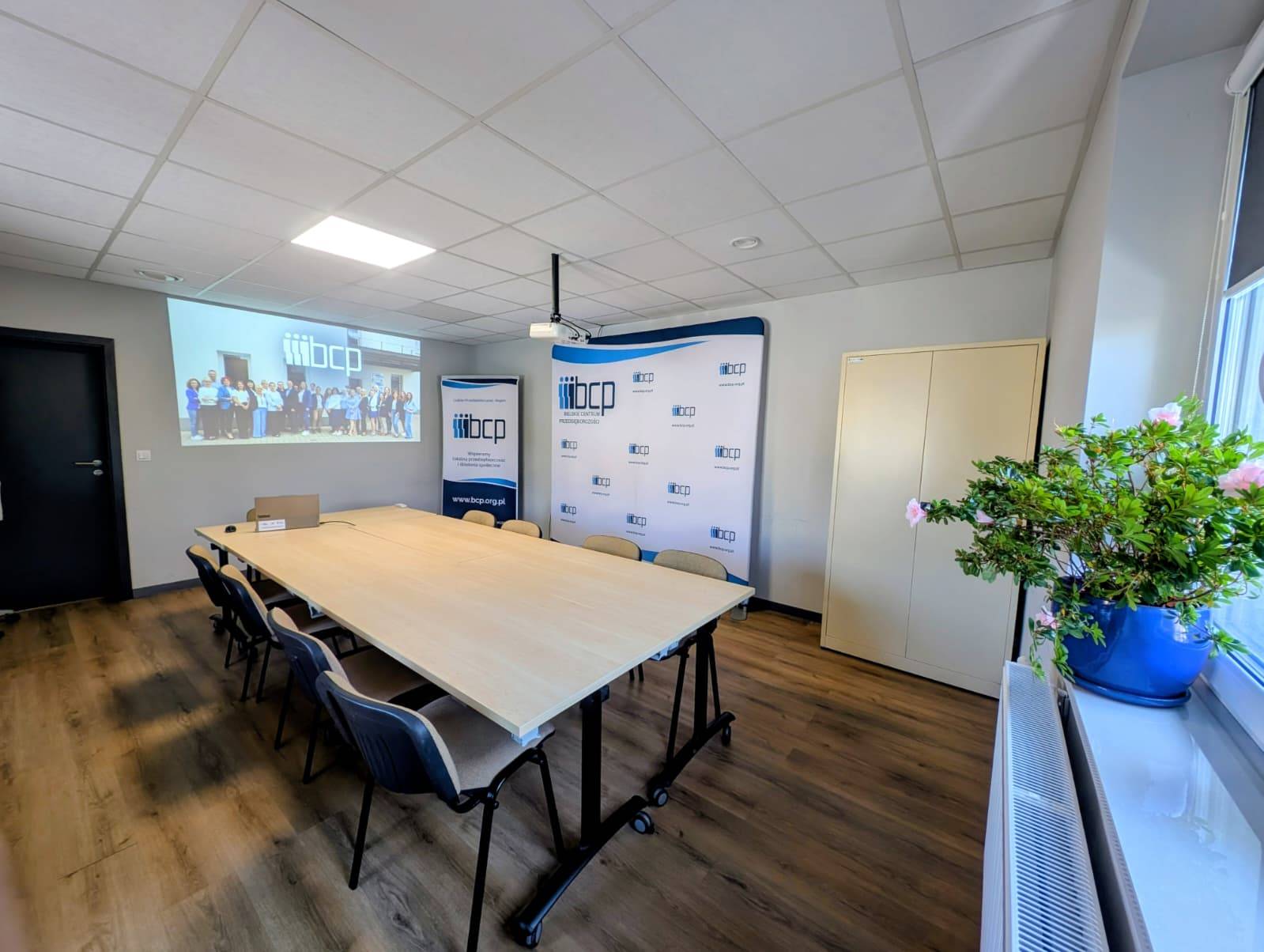 Zdjęcie przedstawia komputer, na ekranie wyświetlają się wartości liczbowe.